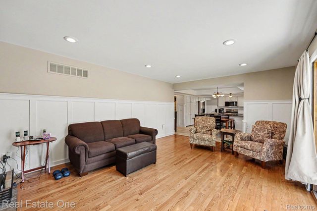 2242 W Wattles Road, Troy, MI 48098