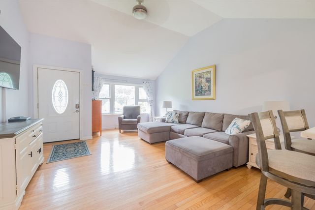 2 Compton Ct, Plymouth, MA 02360