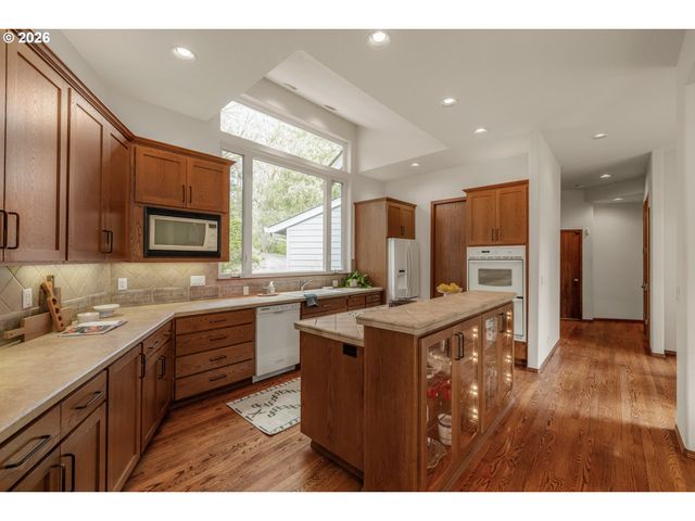 6100 Sw THOMAS St, Portland, OR 97221