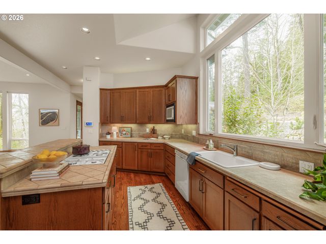 6100 Sw THOMAS St, Portland, OR 97221