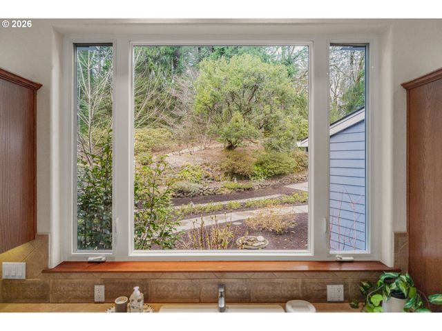 6100 Sw THOMAS St, Portland, OR 97221