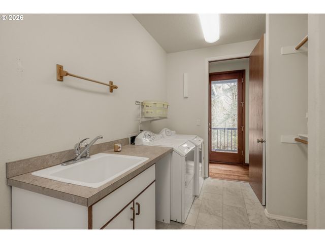 6100 Sw THOMAS St, Portland, OR 97221