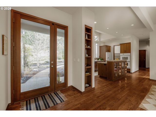 6100 Sw THOMAS St, Portland, OR 97221