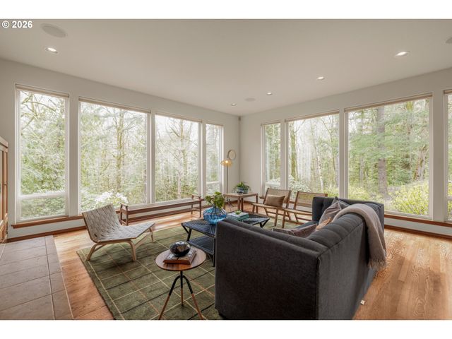 6100 Sw THOMAS St, Portland, OR 97221