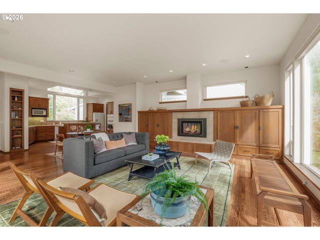 6100 Sw THOMAS St, Portland, OR 97221