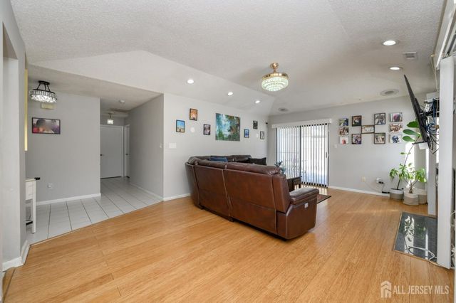 35 Carriage Place, Edison, NJ 08820