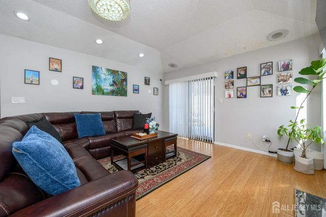 35 Carriage Place, Edison, NJ 08820