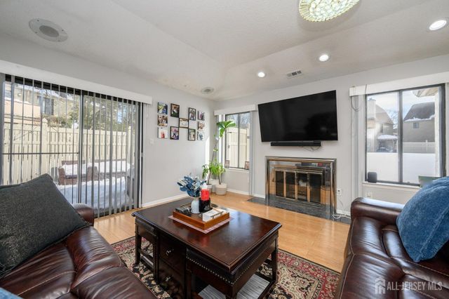 35 Carriage Place, Edison, NJ 08820