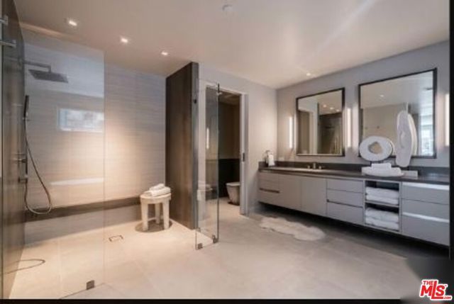 2391 Roscomare 403, Los Angeles, CA 90077
