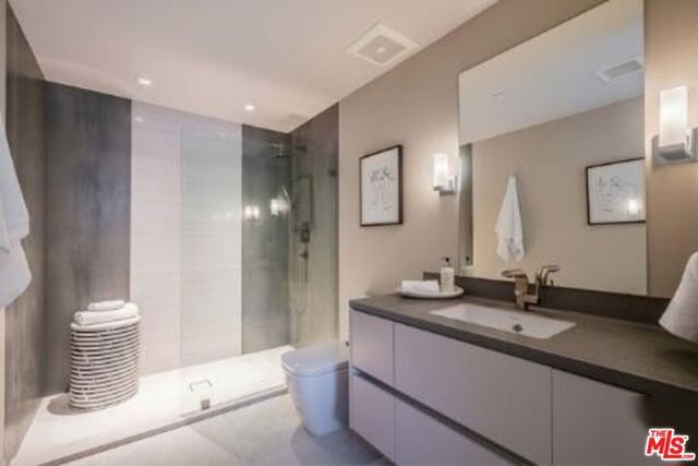 2391 Roscomare 403, Los Angeles, CA 90077