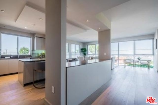 2391 Roscomare 403, Los Angeles, CA 90077