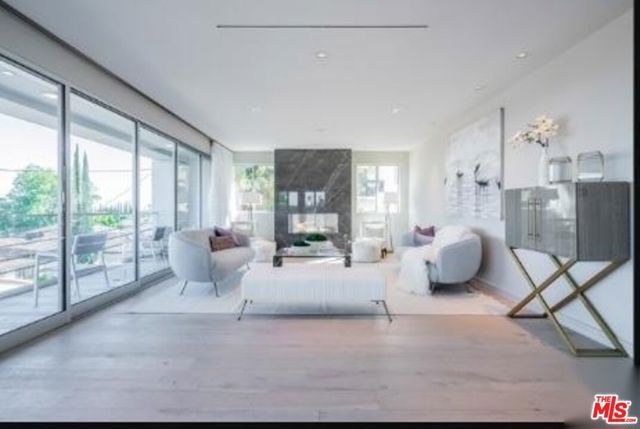 2391 Roscomare 403, Los Angeles, CA 90077
