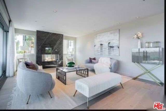 2391 Roscomare 403, Los Angeles, CA 90077