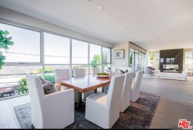 2391 Roscomare 403, Los Angeles, CA 90077