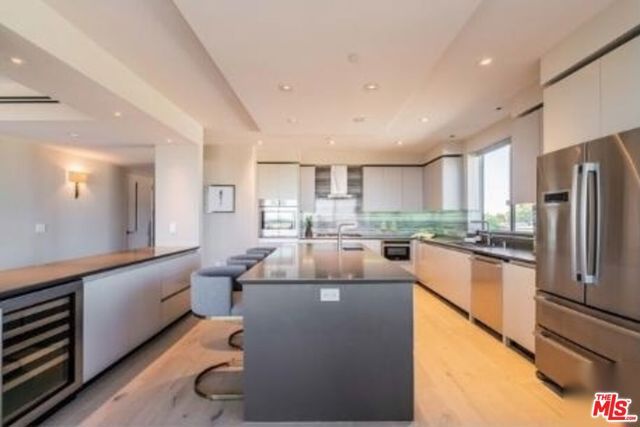 2391 Roscomare 403, Los Angeles, CA 90077