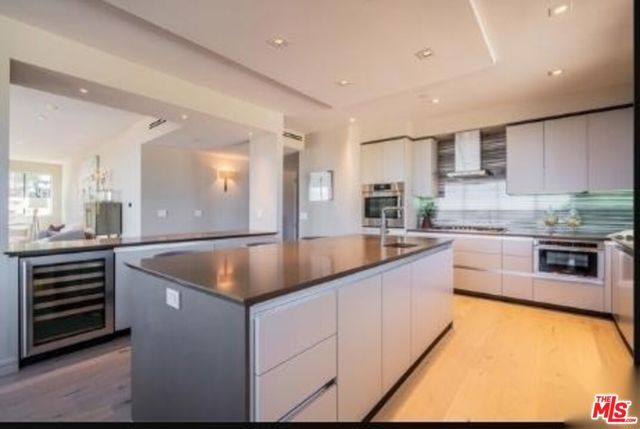 2391 Roscomare 403, Los Angeles, CA 90077