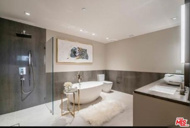 2391 Roscomare 403, Los Angeles, CA 90077