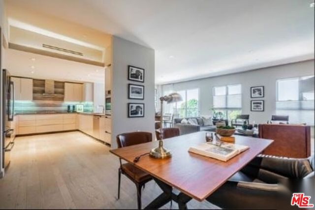 2391 Roscomare 403, Los Angeles, CA 90077
