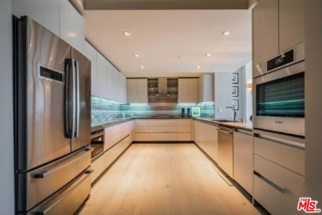 2391 Roscomare 403, Los Angeles, CA 90077