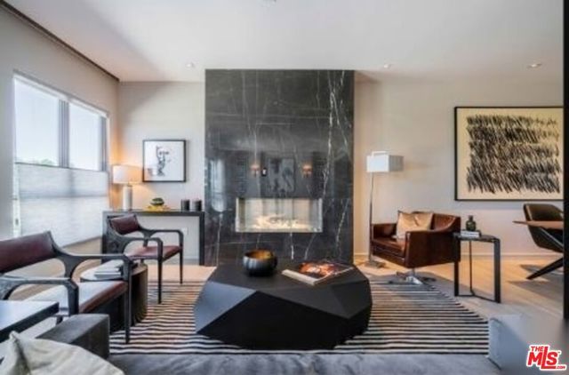 2391 Roscomare 403, Los Angeles, CA 90077