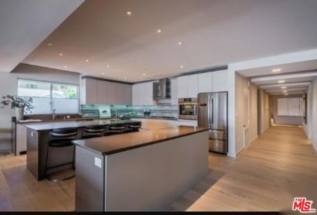 2391 Roscomare 403, Los Angeles, CA 90077