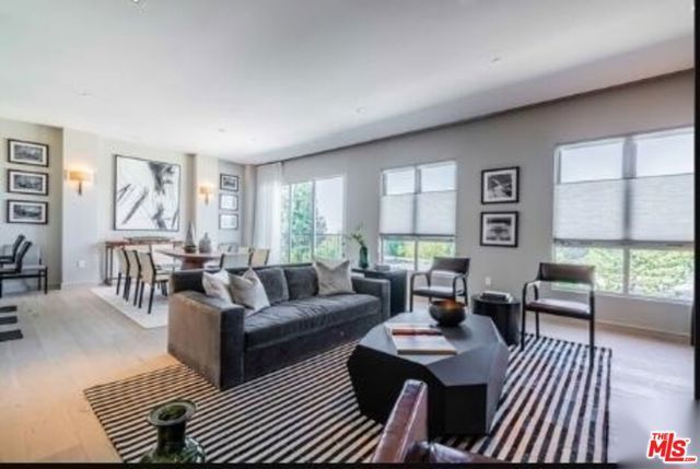 2391 Roscomare 403, Los Angeles, CA 90077