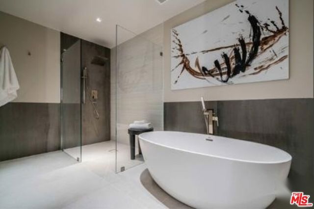2391 Roscomare 403, Los Angeles, CA 90077