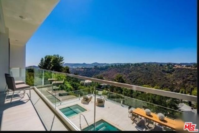2391 Roscomare 403, Los Angeles, CA 90077
