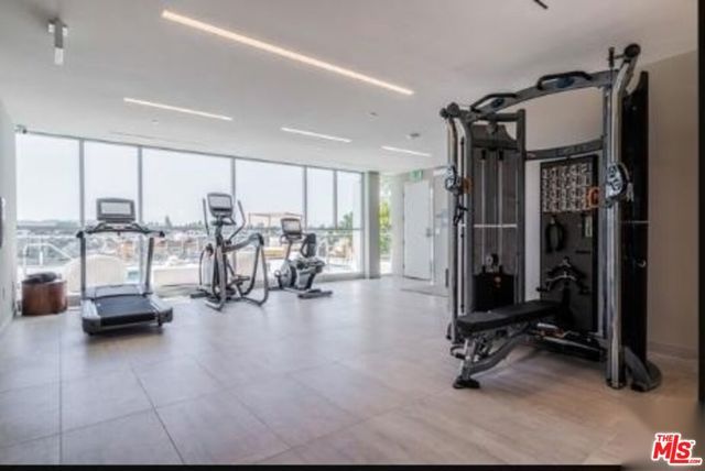 2391 Roscomare 403, Los Angeles, CA 90077