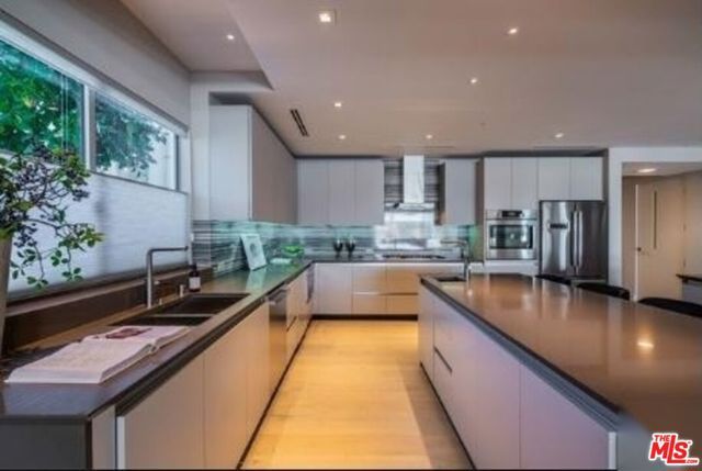 2391 Roscomare 403, Los Angeles, CA 90077
