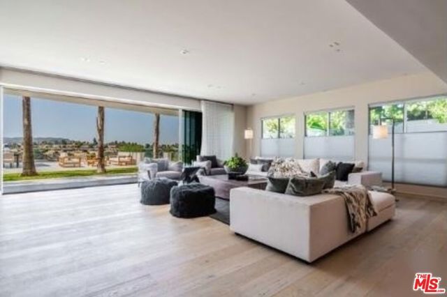 2391 Roscomare 403, Los Angeles, CA 90077
