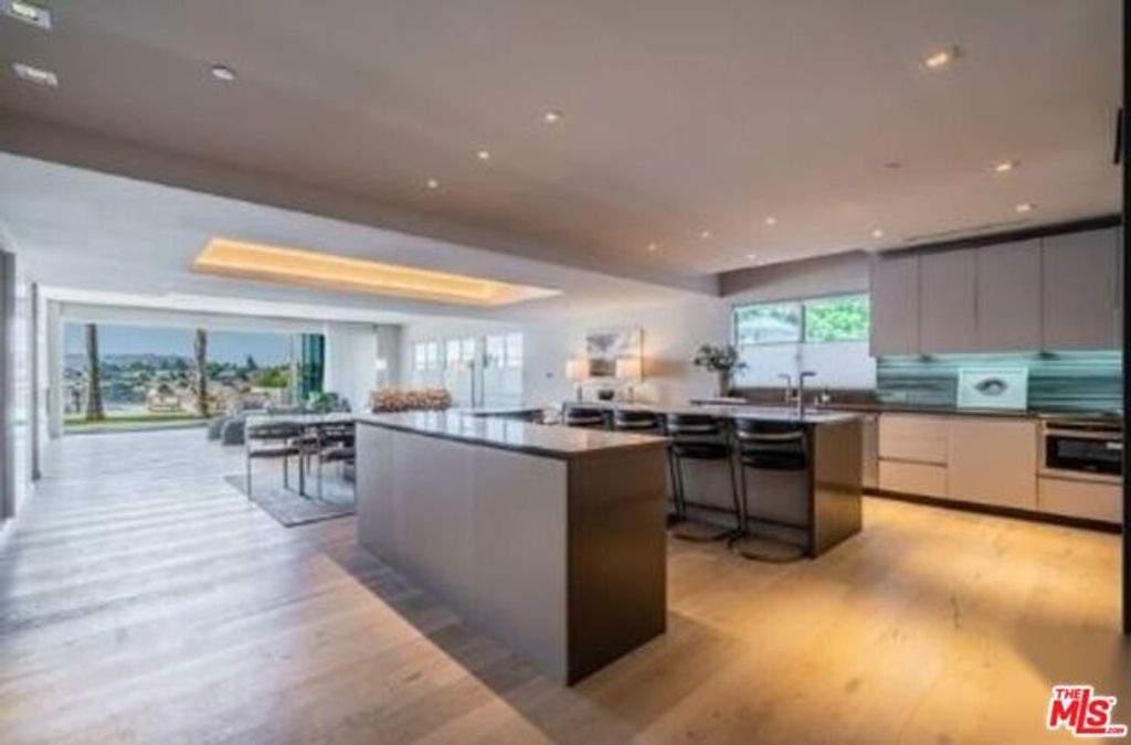 2391 Roscomare 403, Los Angeles, CA 90077