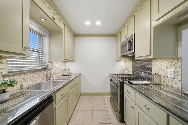 2202 Sierra Street, Kemah, TX 77565