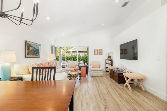 15 Commodore Place, Palm Beach Gardens, FL 33418