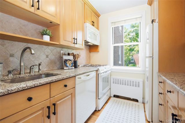 11 Bryant Crescent 1J, White Plains, NY 10605