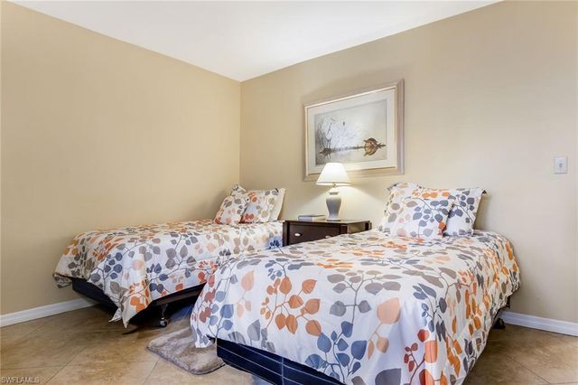 1075 Foxfire LN 103, Naples, FL 34104