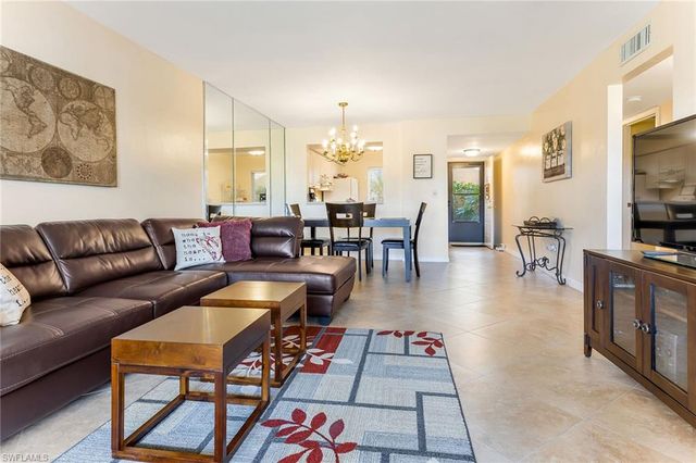 1075 Foxfire LN 103, Naples, FL 34104