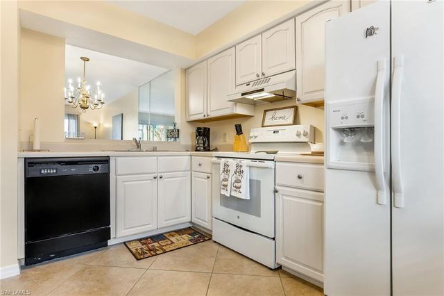 1075 Foxfire LN 103, Naples, FL 34104