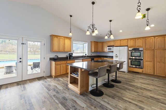 2015 Sleepy Hollow Loop, Grants Pass, OR 97527