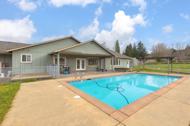 2015 Sleepy Hollow Loop, Grants Pass, OR 97527