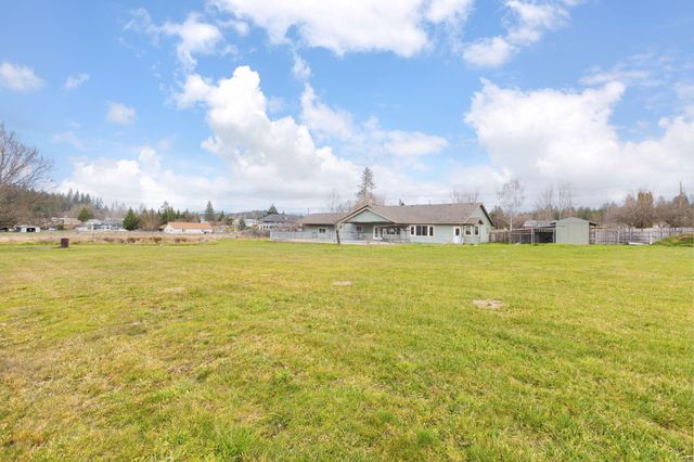 2015 Sleepy Hollow Loop, Grants Pass, OR 97527