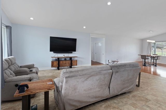 2015 Sleepy Hollow Loop, Grants Pass, OR 97527