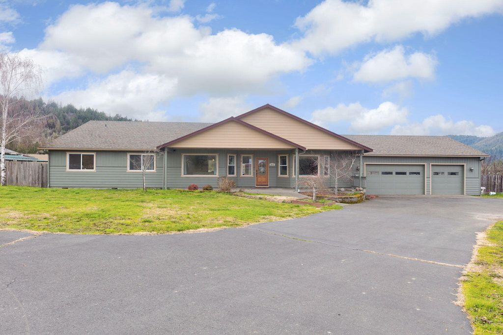 2015 Sleepy Hollow Loop, Grants Pass, OR 97527