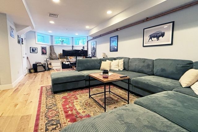 335 Maverick St 1, Boston, MA 02128