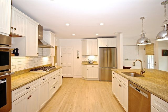 215 Coggeshall Avenue, Newport, RI 02840