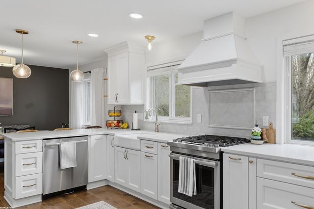 3586 Kings Point Drive, Troy, MI 48083