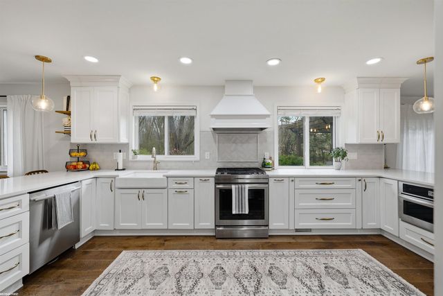 3586 Kings Point Drive, Troy, MI 48083