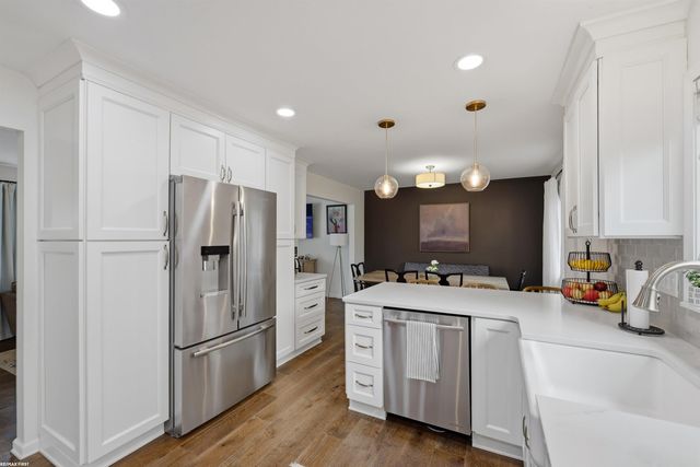 3586 Kings Point Drive, Troy, MI 48083