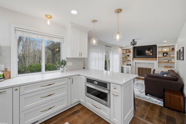 3586 Kings Point Drive, Troy, MI 48083