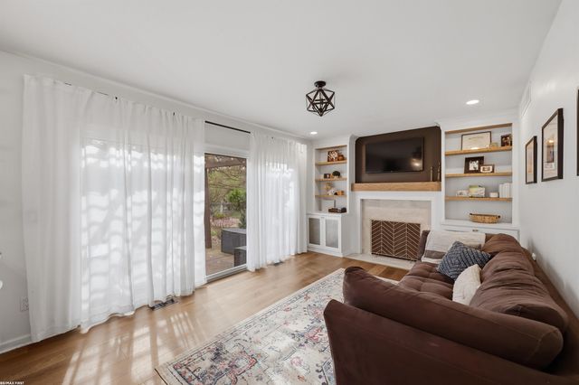 3586 Kings Point Drive, Troy, MI 48083